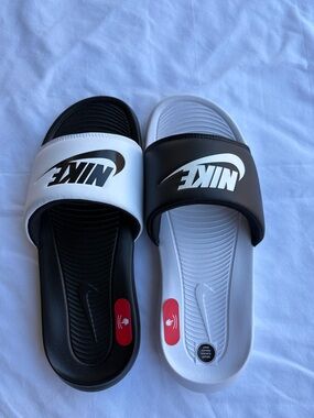 Nike Black and White Reversible Logo Slide Sandals Women’s Sz 7